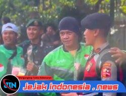 Ratusan Pengemudi Ojol Gelar Aksi Damai Tebar Mawar di Kawasan Monas