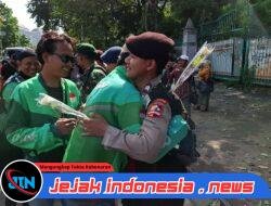 Bagikan Ribuan Mawar Untuk Anggota Polri dan TNI di Sekitar Monas, Komunitas Ojol Tidak Mau Terprovokasi
