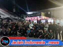 Jaga Kondusifitas, Kolaborasi TNI Polri dan Pam Swakarsa Amankan Mako Polsek Gunung Anyar