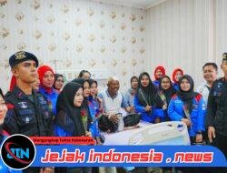 Buruh KSPSI Jenguk Anggota Polri Korban Kerusuhan di RS Polri Kramat Jati