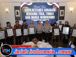Kapolrestabes Surabaya Beri Penghargaan Kapolsek Wonokromo dan Toga Tomas atas Peran Aktif Jaga Kamtibmas