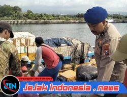 Antisipasi Kejahatan, Kepala Pos Satpolairud Unit Kota Aipda Haerul Umam, S.H., Berikan Edukasi Kepada tenaga kerja bongkar muat di Pelabuhan Marina Boom Banyuwangi