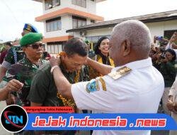 Disambut Prosesi Adat Injak Piring, Pangdam Kasuari dan Ketua Persit KCK Daerah XVIII/Kasuari Resmi Jejakkan Kaki di Bumi Kasuari