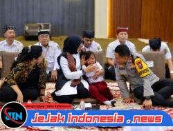 Rindu Ibu, Siswa Sekolah Rakyat Banyuwangi Menangis di Pelukan Bupati Ipuk