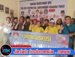 Ketum PW-FRN Agus Flores Serahkan Cinderamata untuk Kalapas Banyuwangi