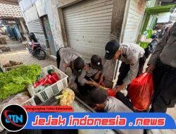 Siswa Diktukba Polri SPN Polda Jatim Punguti Sampah di Pasar Mojokerto, Pedagang: “Bikin Hati Adem”