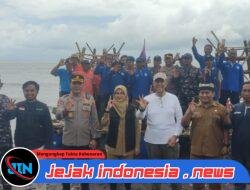 Tenggelamkan “Fish Bank” Bareng Nelayan, Bupati Ipuk Dukung Upaya Konservasi Ekosistem Laut