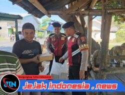 Polisi Patroli Sambil Berbagi Nasi Kotak Program Pasabber Polres Situbondo Disambut Antusias Warga
