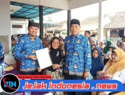 Penantian Warga Desa Kenjo Berakhir, 300 Sertifikat PTSL Dibagikan