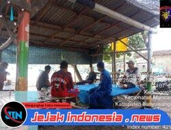 Kapos Polairud unit Muncar Bripka I Wayan Wedhana Sosialisasi Alat Keselamatan Kepada Para Nelayan Dermaga Pelabuhan Muncar