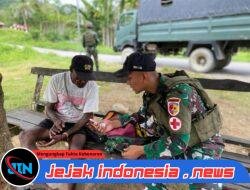 Satgas Yonif 131/Brajasakti Layani Kesehatan Warga Kampung Pyiawi Secara Door to Door