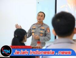 Kadiv Humas Beri Motivasi dan Pemahaman Tugas Kepolisian Pada Siswa Labschool Kebayoran