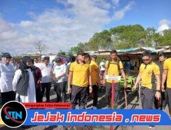 Satpolairud Polresta Banyuwangi Melaksanakan Aksi Bersih bersih Sampah di Kawasan Pantai Sranit, Kelurahan Lateng, Banyuwangi