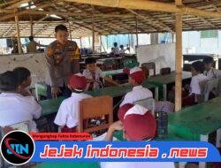 Belajar di Tenda Darurat, Murid SDN 1 Tangkura Dapat Motivasi dari Kapolsek Poso Pesisir Selatan