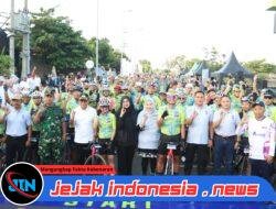 Kasdim 0825/Banyuwangi Mayor Kav Suprapto hadiri balap sepeda Blue Fire 2025 di Pantai Marina Boom