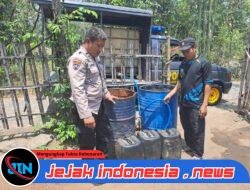 Polisi Tangani Kekeringan di Winongan Pasuruan Sulap Mobil Patroli Jadi Armada Air Bersih