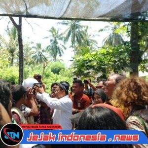 Serahkan Helm dan Jaket Ke Ojek, Mensos Apresiasi Program Banyuwangi Berbagi