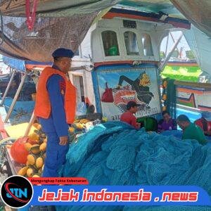 Satpolairud Polresta Banyuwangi Melaksanakan Kegiatan Patroli dan Pemeriksaan Diatas Kapal KM. God Bles Legoh Jangkar Diperairan Muncar.