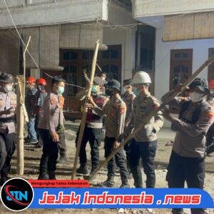 Ratusan Personel Polresta Sidoarjo Berjibaku Bersihkan Puing Bangunan Ponpes Al Khoziny