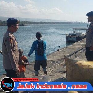 Satpolairud Polresta Banyuwangi melaksanakan Binmas Tentang Pentingnya Penggunaan Alat Keselamatan Pelayaran Diatas KM. Muara Mas