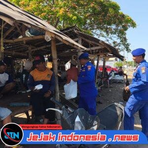 Harkamtibmas : Patroli Pesisir Polres Situbondo Berbagi Nasi Bungkus untuk Nelayan