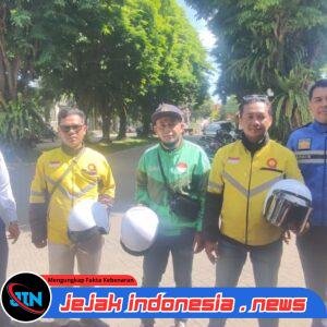 Momentum HUT ke-80 Jatim, Bupati Ipuk Bagikan Helm dan Rompi kepada Driver Ojol dan Ojek Konvensional