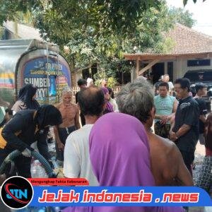 Polri Untuk Masyarakat : Polisi Datangkan Dua Tangki Air Bersih untuk Warga Kenduruhan Pasuruan