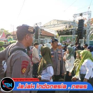 Personel gabungan dari TNI, Polri, Banser, Satpol PP, Panitia dan instansi terkait melakukan patroli dan sterilisasi kawasan dermaga pelabuhan Marina Boom Banyuwangi