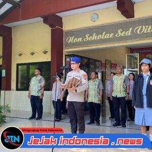 Kasat Polairud Polresta Banyuwangi Memimpin Upacara Bendera Di SMAK Hikmah Mandala