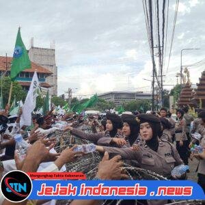 Polrestabes Surabaya Libatkan Tim Negosiator Polwan, Beri Layanan Pengamanan Aksi Ribuan Santri di DPRD Jatim