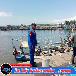 Satpolairud Polresta Banyuwangi Memberikan Edukasi Tentang Pentingnya Penggunaan Alat Keselamatan Pelayaran Di Wilayah Pelabuhan Muncar