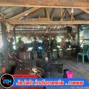 Binter Anjangsana Pos Benawa Satgas Yonif 521/DY Bagikan Bingkisan Makanan kepada Kepala Suku Benawa