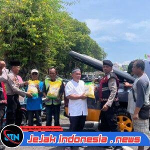 Polresta Banyuwangi Gelar Jumat Berkah; Bagikan Beras SPHP kepada Jukir, Tukang Becak, dan Takmir Masjid Agung