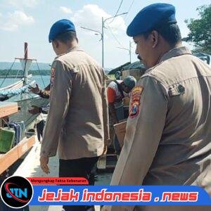 Satpolairud Polresta Banyuwangi Berikan Sosialisasi Kepada Tenaga Bongkar Muat di Pelabuhan Dermaga Pantai Boom Terkait Keselamatan Kerja.