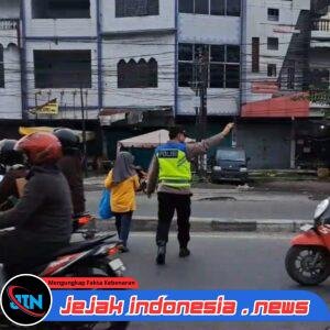 AKSI SPONTAN DAN RESPONSIF KANIT SAMAPTA POLSEK SUNGGAL BANTU NENEK MENYEBERANG JALAN