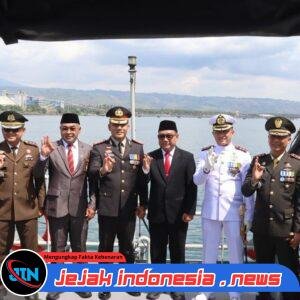 Peringati Hari Pahlawan, Banyuwangi Gelar Upacara Tabur Bunga di Selat Bali