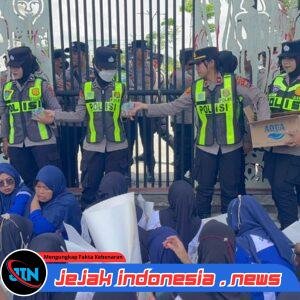 Aksi Humanis: Polwan Bojonegoro Berbagi Air Mineral kepada Massa Unjuk Rasa