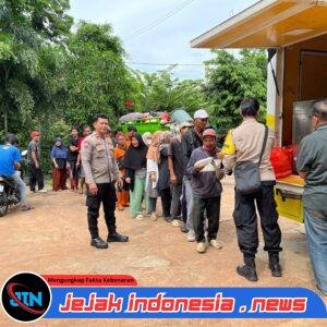 Polsek Palmerah Tebar Kepedulian, Bagikan 300 Paket Makanan Gratis untuk Warga Jatipulo