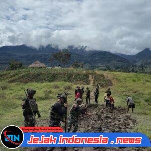 Prajurit dan Rakyat Satu Hati, Satgas Yonif 700/WYC Bangun Jalan Menuju Honai di Kampung Nipuralome