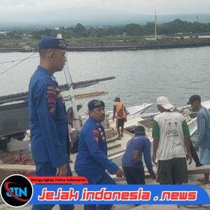 Satpolairud Polresta Banyuwangi Berikan Himbauan Kepada Masyarakat Nelayan dan Buruh Angkut Di Darmaga Pelabuhan Marina Boom Terhadap Potensi Cuaca Ekstrem Dapat Memicu Bencana Hidrometeorologi
