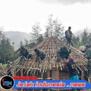 Satgas Yonif 700/Wyc Gelar Aksi Heroik: Bantu Warga Kampung Nipuralome Bangun Honai di Pegunungan Puncak