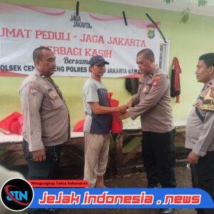 Polsek Cengkareng Gelar Jum’at Peduli, Ojol Bojong Indah Terima Bantuan Sosial