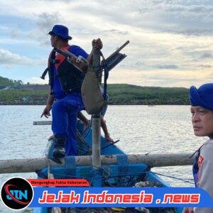 Kasat Polairud Polresta Banyuwangi bersama personel dan nelayan Pantai Patuk mendatangi TKP hilangnya salah satu warga asal Desa Kerasak yang di laporkan hilang pada saat mencari kerang