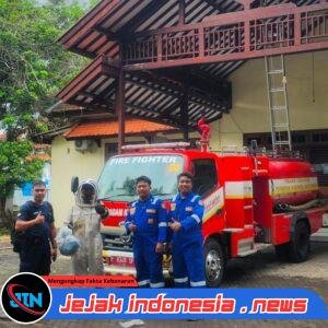Damkarmat Banyuwangi Sigap Evakuasi Sarang Tawon Vespa di Villa Pakis Residence