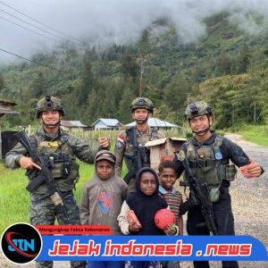 Personel Ops Damai Cartenz Tebar Keceriaan Bersama Anak-Anak di Distrik Bibida, Paniai