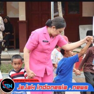 Polda Jatim Berikan Trauma Healing untuk Anak – anak di Pengungsian Dampak Erupsi Gunung Semeru