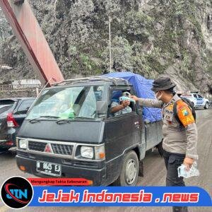 Tim SAR Polda Jatim Bagikan Masker ke Warga Terdampak Abu Vulkanik Semeru