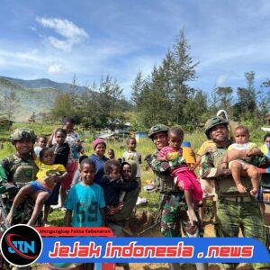 Satgas Yonif 700/WYC Berbagi Buku dan Pakaian di Kampung Yenggernok, Warga: “Kami Sangat Terbantu”