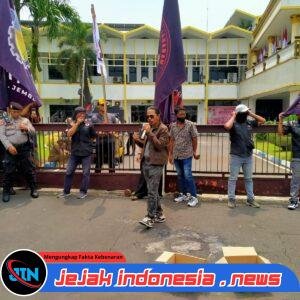 Aksi Damai Aliansi Masyarakat Jember Bersatu Tuntut Bupati dan Wakil Akur atau Mundur