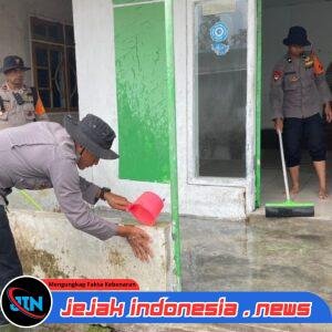 Polisi Bersihkan Tempat Ibadah dan Rumah Warga Terdampak Abu Vulkanik Semeru